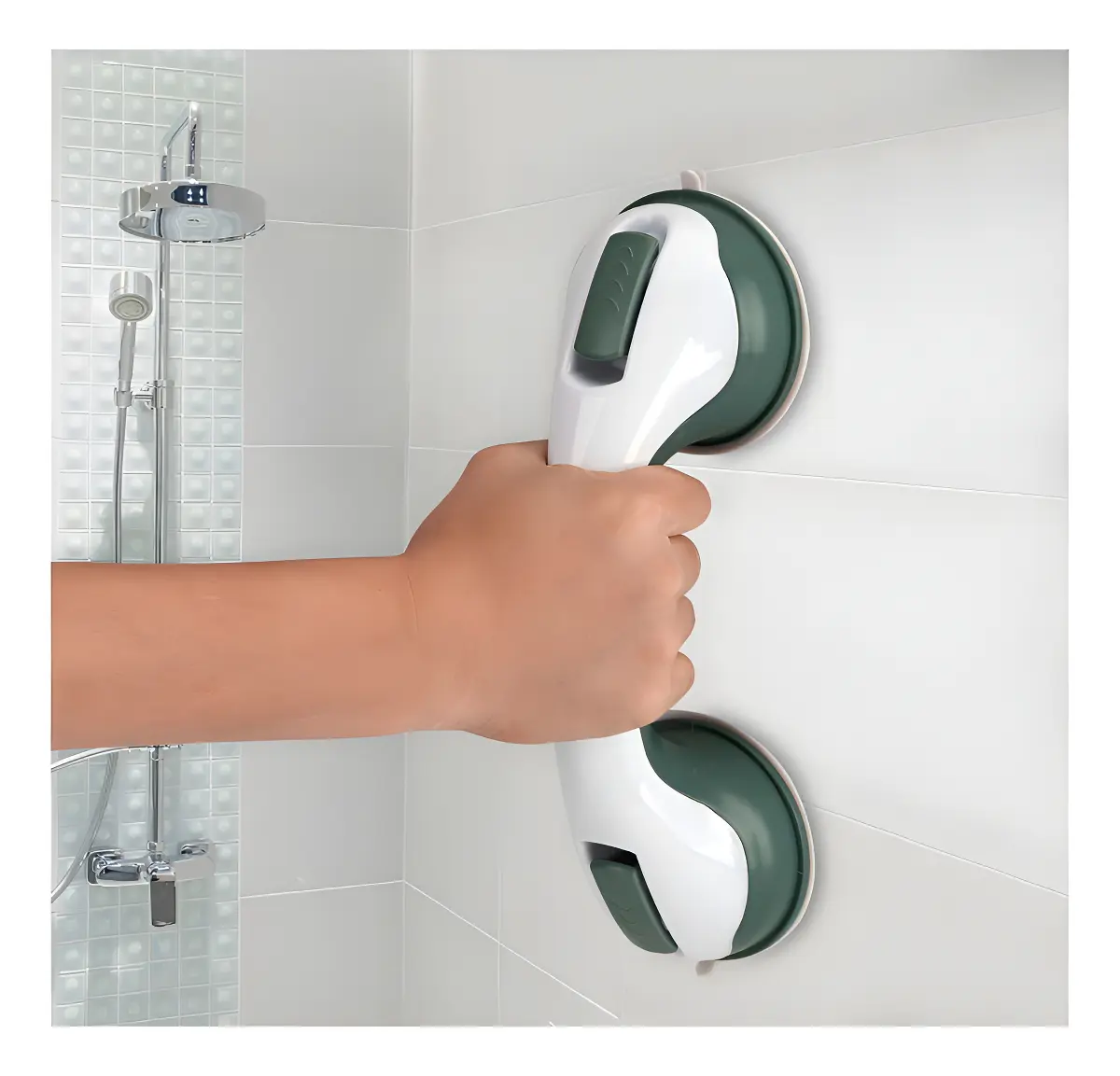 Set de dos barras de seguridad blancas con detalles verde oscuro y ventosas de succión adheridas a la pared de azulejos de una ducha mientras una mano sostiene la barra superior.