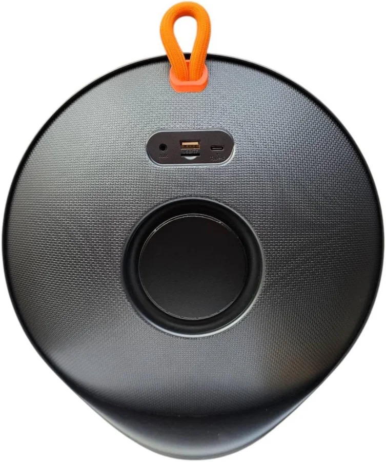 Parlante esférico inalámbrico gris oscuro con textura de malla, correa superior naranja, panel de puertos AUX, USB y USB-C y subwoofer central visible.