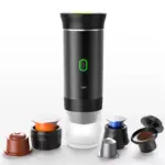 Cafetera portátil espresso negra cilíndrica con botón iluminado, base transparente y accesorios intercambiables para cápsulas y café molido.