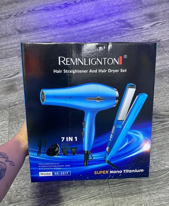 Caja negra del set de secador y plancha azul metalizado Nano Titanium 7 en 1 con accesorios y peine incluidos sobre suelo de madera.