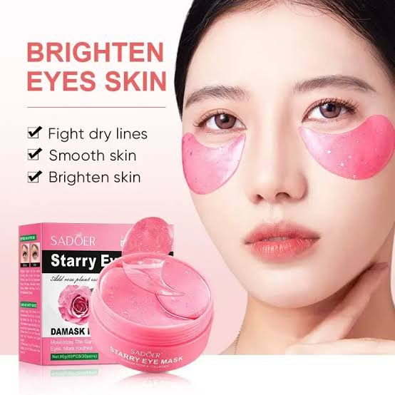 Modelo femenina con parches de hidrogel rosa brillante en el contorno de ojos, junto a un tarro abierto y caja del producto Sadoer.