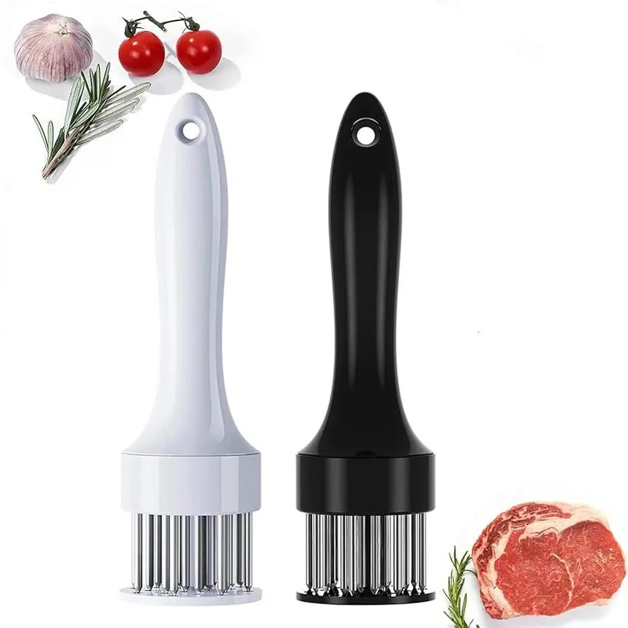 Set de dos ablandadores de carne manuales con mangos ergonómicos en blanco y negro, base con múltiples agujas metálicas, junto a vegetales y un filete.