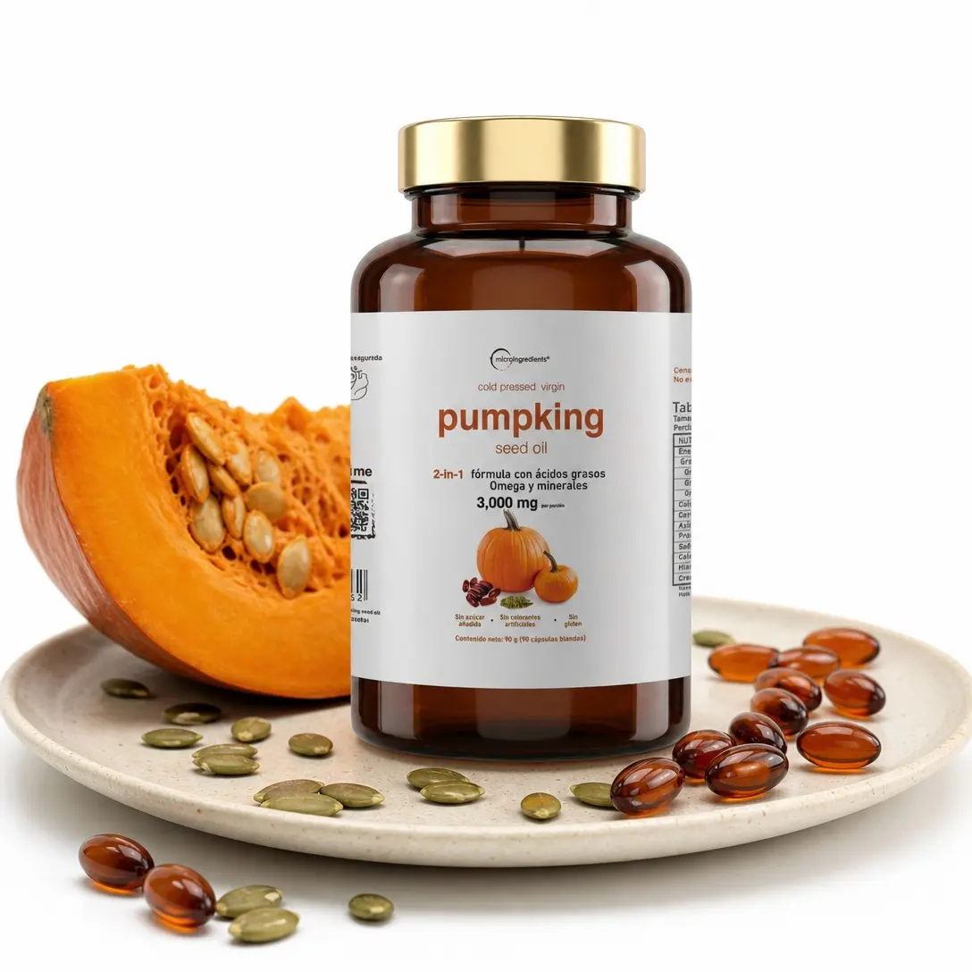 Frasco ámbar de aceite de semilla de calabaza de 3000 mg con cápsulas de gel, semillas y una rodaja de calabaza fresca sobre un plato blanco.