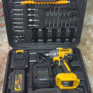 Maletín plástico gris con pistola de impacto inalámbrica Dewalt amarilla y negra, dos baterías, cargador, puntas, brocas y dados organizados.