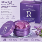 Caja, tarro abierto con parches de hidrogel morados brillantes, espátula y flores lilas sobre superficie clara.