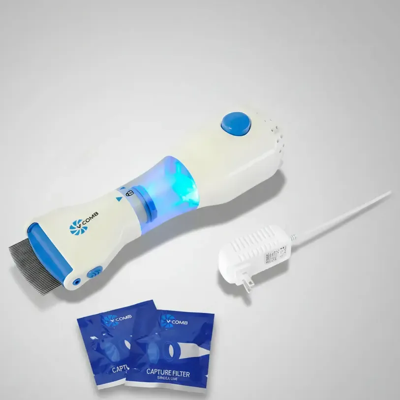Cepillo eléctrico blanco y azul para piojos con luz indicadora, incluye cargador de pared y dos filtros de captura empacados.