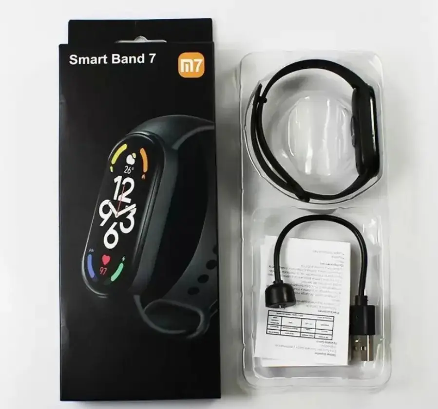 Caja negra de Smart Band 7 M7 y empaque transparente con reloj inteligente negro, cable de carga USB y manual de instrucciones.