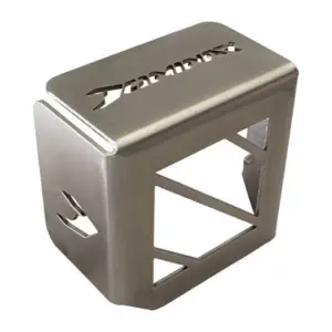 Protector de bomba de freno trasero para Dominar en acero inoxidable, con diseño calado, acabado metálico brillante y estructura de protección lateral.
