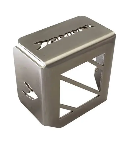 Protector de bomba de freno trasero para Dominar en acero inoxidable, con diseño calado, acabado metálico brillante y estructura de protección lateral.
