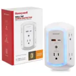 Protector de pared Honeywell blanco con 5 tomas AC, puertos USB-A y USB-C, y luz LED azul, junto a su caja de empaque.