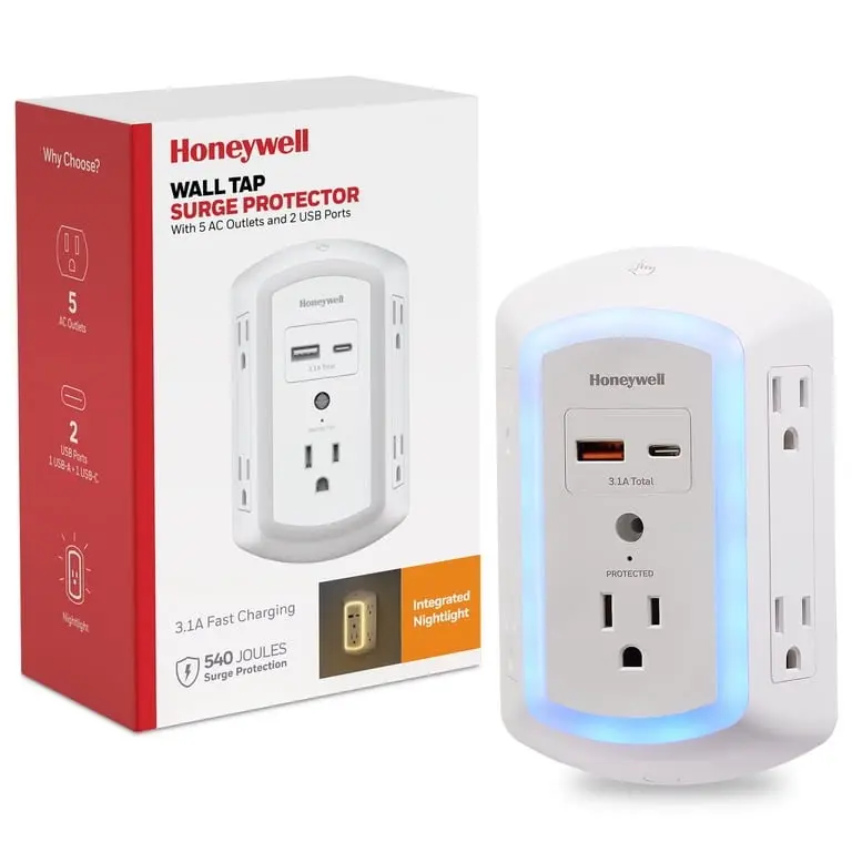 Protector de pared Honeywell blanco con 5 tomas AC, puertos USB-A y USB-C, y luz LED azul, junto a su caja de empaque.