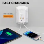 Protector de sobretensiones Honeywell blanco con puertos USB-C y USB-A de 5V 3.1A, cargando una tableta y un celular con cables blancos.