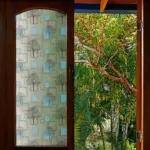 Película autoadhesiva para ventanas con diseño de árboles y cuadros azules sobre fondo esmerilado, para privacidad y luz natural.