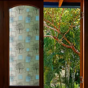 Película autoadhesiva para ventanas con diseño de árboles y cuadros azules sobre fondo esmerilado, para privacidad y luz natural.