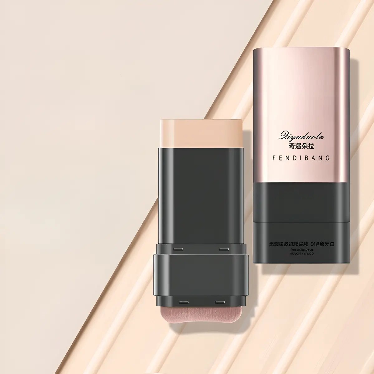 Base en barra coreana 3 en 1 Fendibang tono marfil, envase metálico rosado con tapa y aplicador de esponja integrado sobre fondo beige.