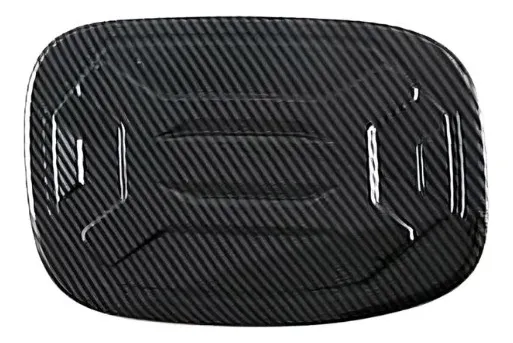 Protector para puerto de carga de BYD Yuan UP con acabado en fibra de carbono negra, diseñado para prevenir rayones y proteger la tapa del vehículo.
