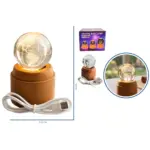 Lámpara LED de esfera de cristal 3D con mapa de América y base de madera. Incluye cable USB. Medidas 11x9 cm. Empaque muestra variantes de color.