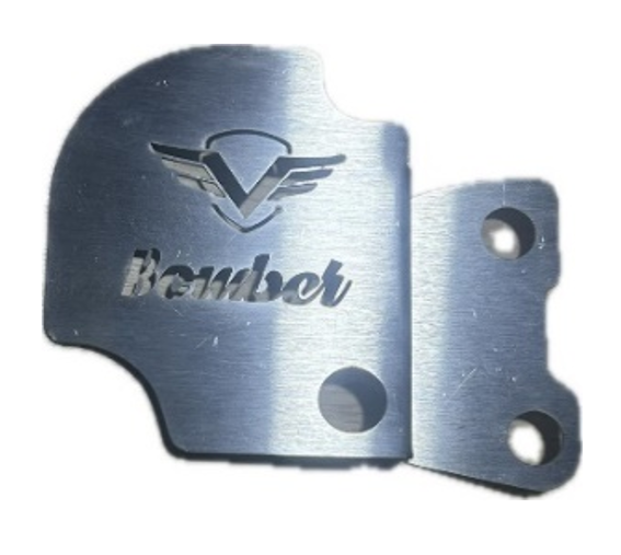Protector de caliper metálico para motocicleta, acabado en acero cepillado con el logo y nombre Bomber calados, diseño de dos piezas con orificios de anclaje.