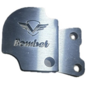 Protector de caliper metálico para motocicleta, acabado en acero cepillado con el logo y nombre Bomber calados, diseño de dos piezas con orificios de anclaje.