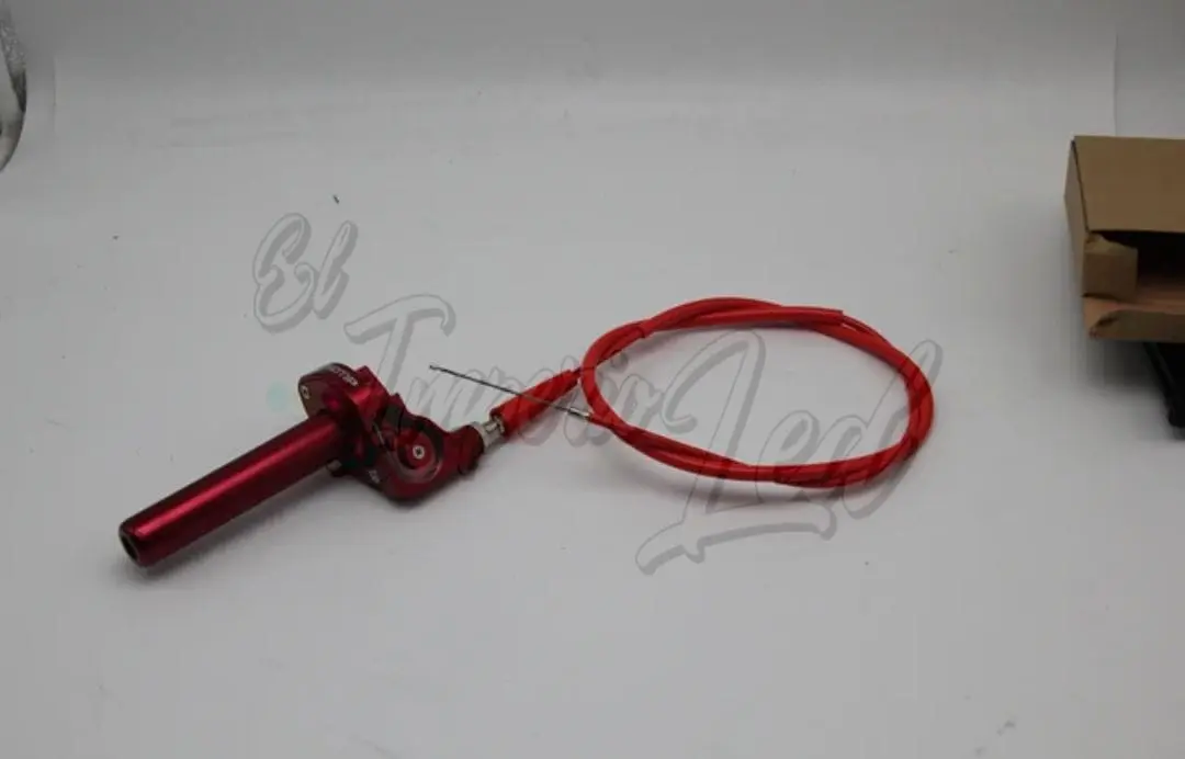 Guaya de acelerador universal para moto en color rojo con conector metálico y cable flexible enrollado.