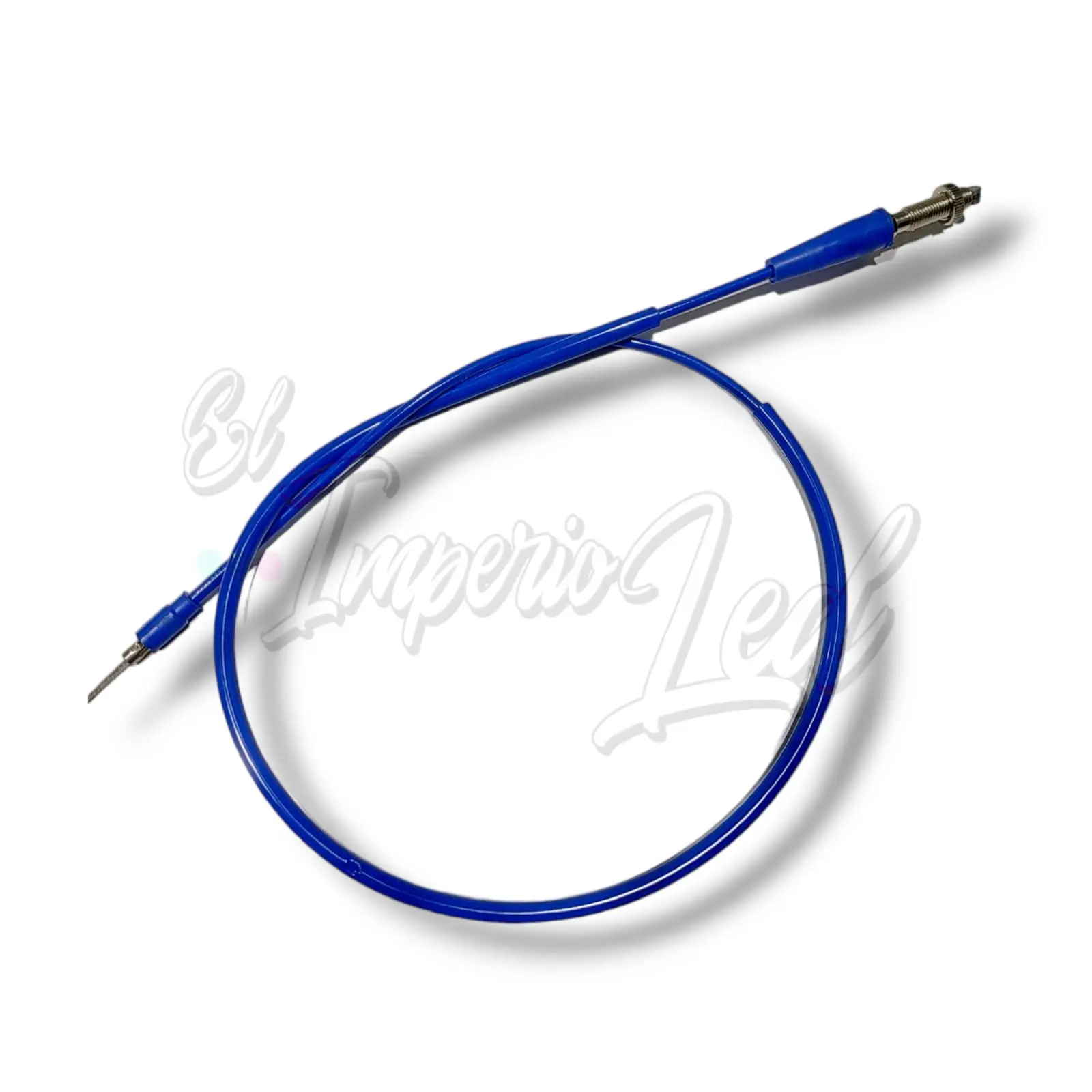 Guaya de acelerador azul para moto de 1/4 con terminales metálicas y extremos roscados, desplegada en forma de círculo sobre fondo blanco.