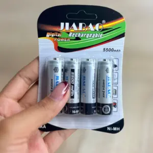 Mano sosteniendo blíster de cuatro pilas recargables AA Ni-MH JIABAO de 5500 mAh con diseño gris y azul.