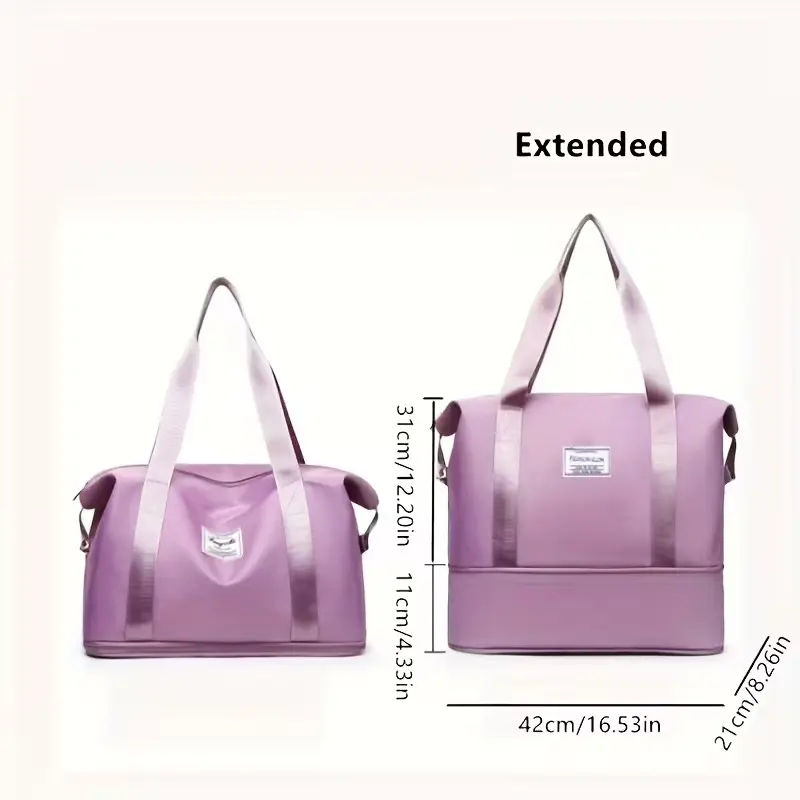 Bolso viajero plegable de poliéster morado en versión compacta y extendida de 42x21x31 cm con asas de mano y hombro.
