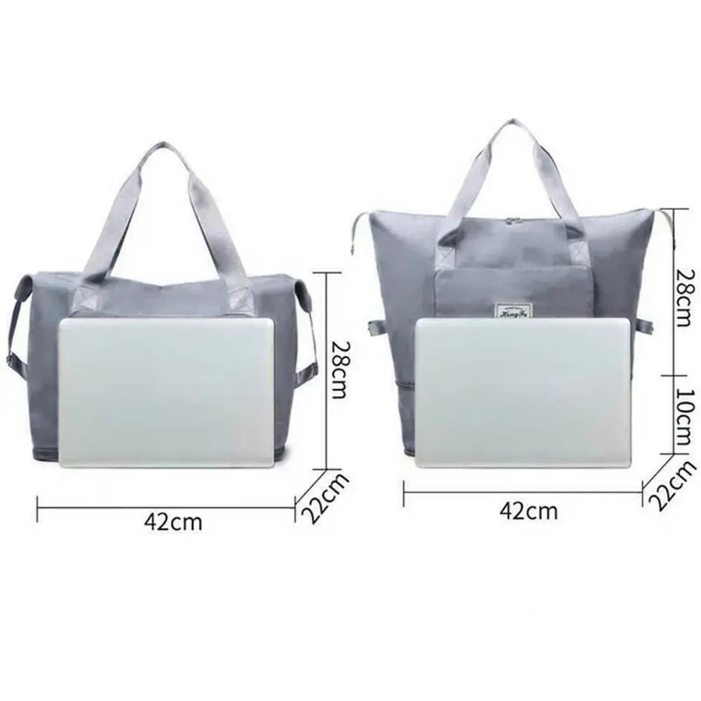 Bolso viajero gris de poliéster en versión compacta y expandida, con medidas de 42x28x22 cm, mostrando su capacidad con un portátil.