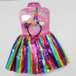 Set de disfraz infantil que incluye diadema con cuerno multicolor y flores, y tutú metálico brillante de tonos arcoíris.