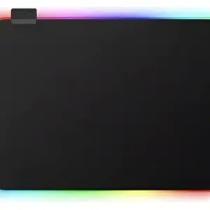 Tapete para escritorio negro con iluminación LED perimetral multicolor arcoíris y conector en la esquina superior izquierda.