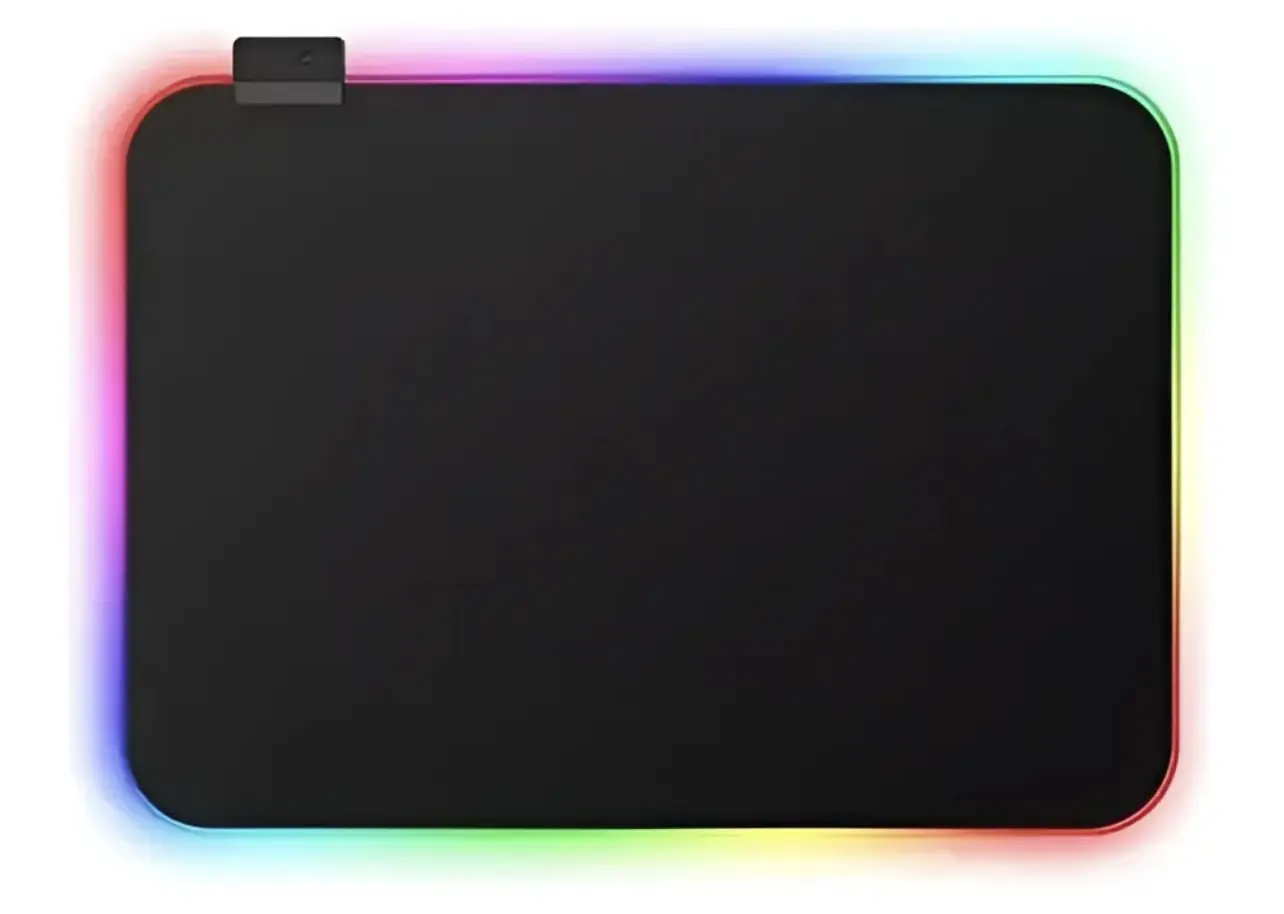 Tapete para escritorio negro con iluminación LED perimetral multicolor arcoíris y conector en la esquina superior izquierda.