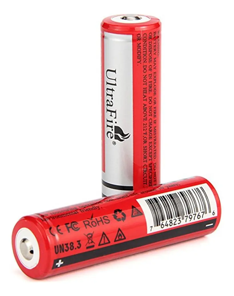 Baterías de litio UltraFire 18650 rojas y blancas; una en posición vertical y otra horizontal mostrando códigos y certificaciones de seguridad.