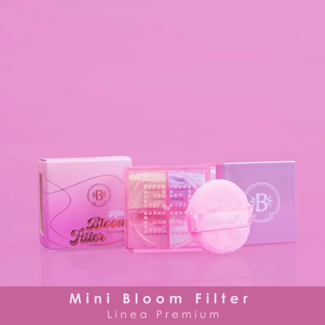 Set de polvos sueltos Mini Bloom Filter con cuatro tonos en estuche transparente, esponja rosa y empaques en tonos rosa y lila.