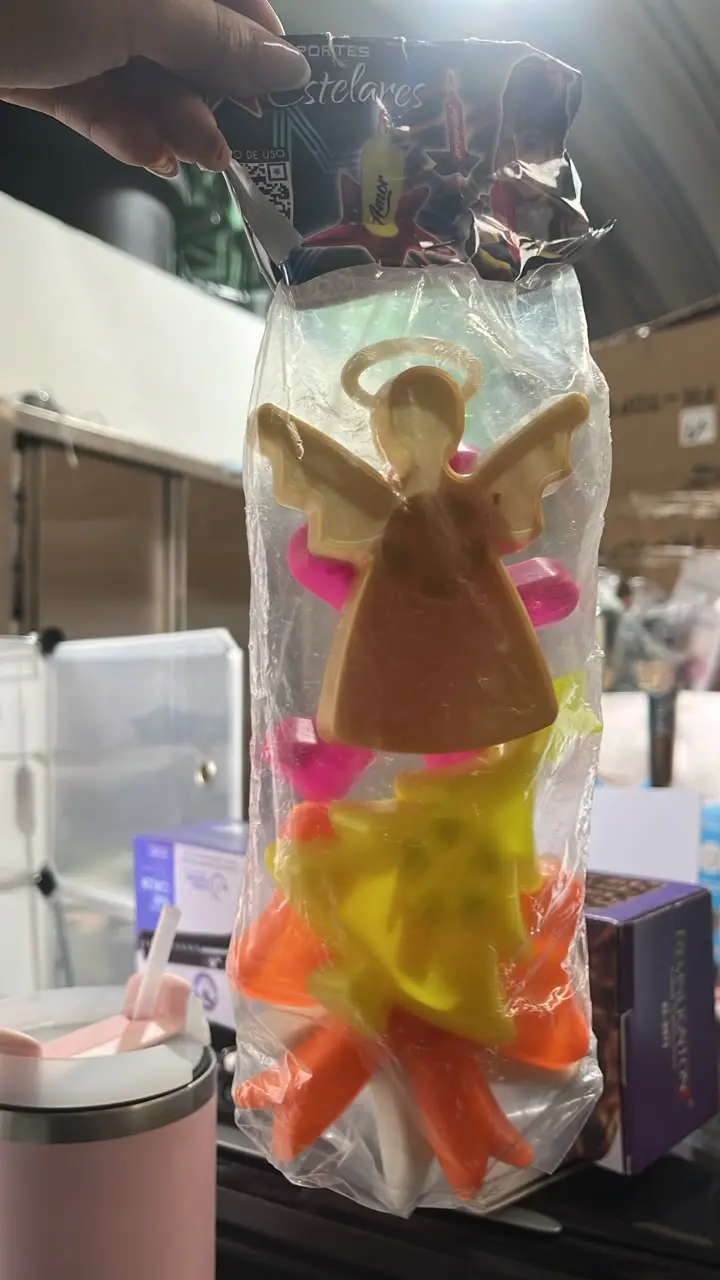 Set x5 soportes plásticos para velas de repostería con figuras de ángel dorado y árbol amarillo en bolsa.