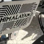 Protector de radiador en acero inoxidable para Himalayan 450 con diseño calado geométrico y la palabra HIMALAYAN en el centro.