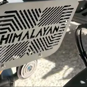 Protector de radiador en acero inoxidable para Himalayan 450 con diseño calado geométrico y la palabra HIMALAYAN en el centro.
