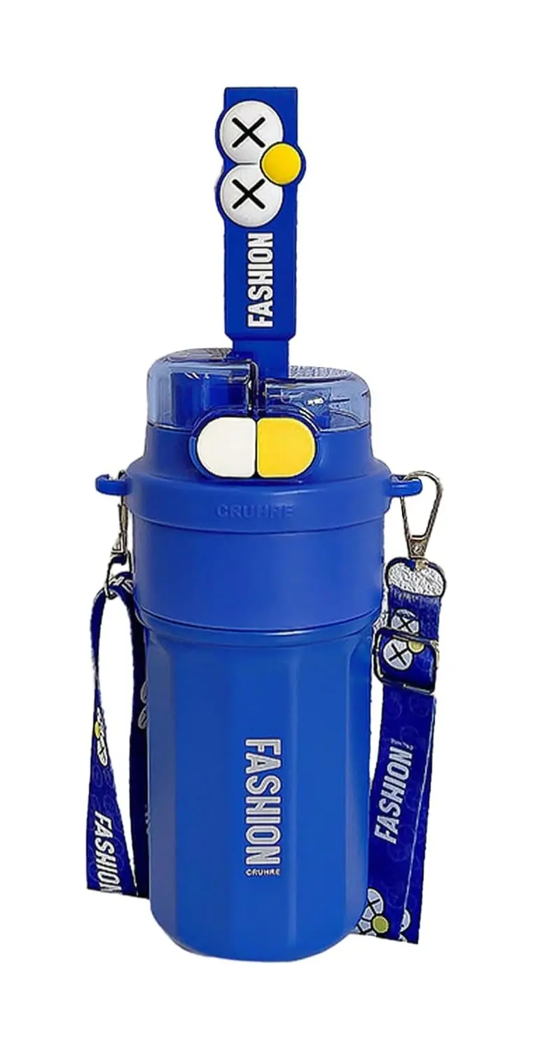 Termo botella azul de 520 ml en acero inoxidable con doble compartimento, correa estampada y diseño decorativo superior con el texto Fashion.
