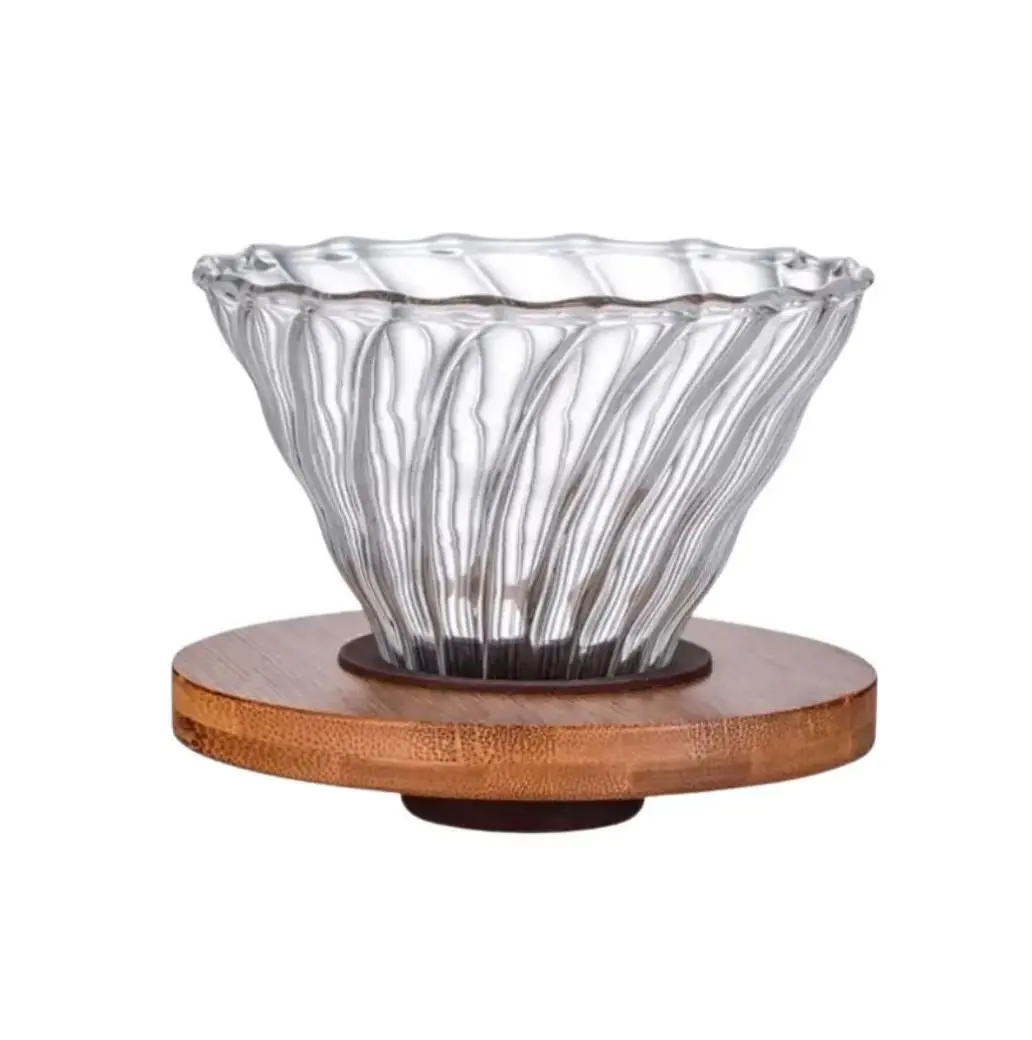 Filtro para café V60 transparente de borosilicato con estrías en espiral y base circular de bambú natural.