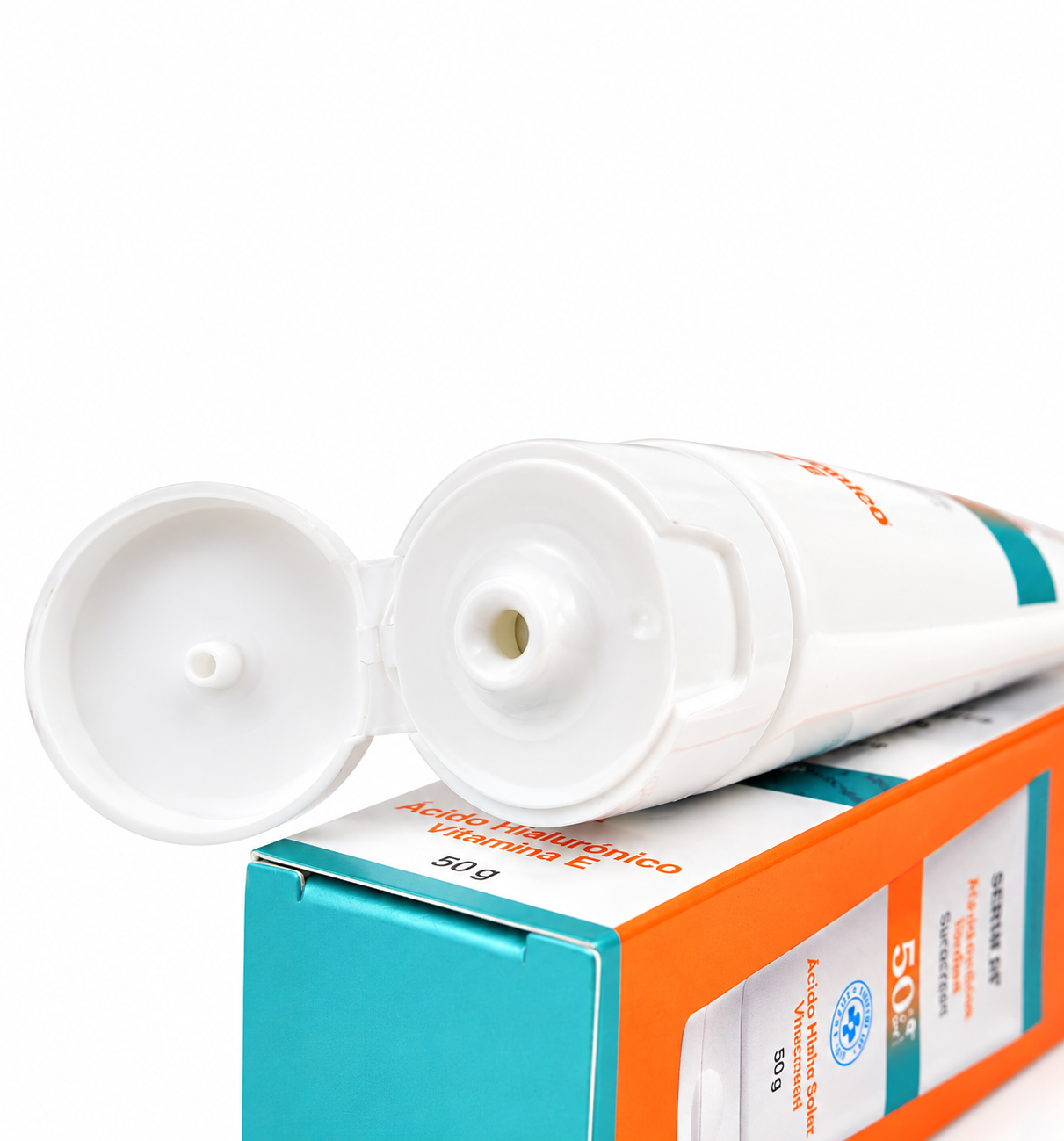 Tubo de protector solar SPF 50 abierto con tapa abatible, sobre su caja naranja y turquesa que destaca Ácido Hialurónico, Vitamina E y contenido de 50 g.