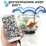Cámara endoscópica USB con cable negro sumergida en pecera mostrando video de piedras en teléfono blanco y texto IP67 superior.
