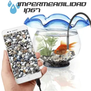 Cámara endoscópica USB con cable negro sumergida en pecera mostrando video de piedras en teléfono blanco y texto IP67 superior.