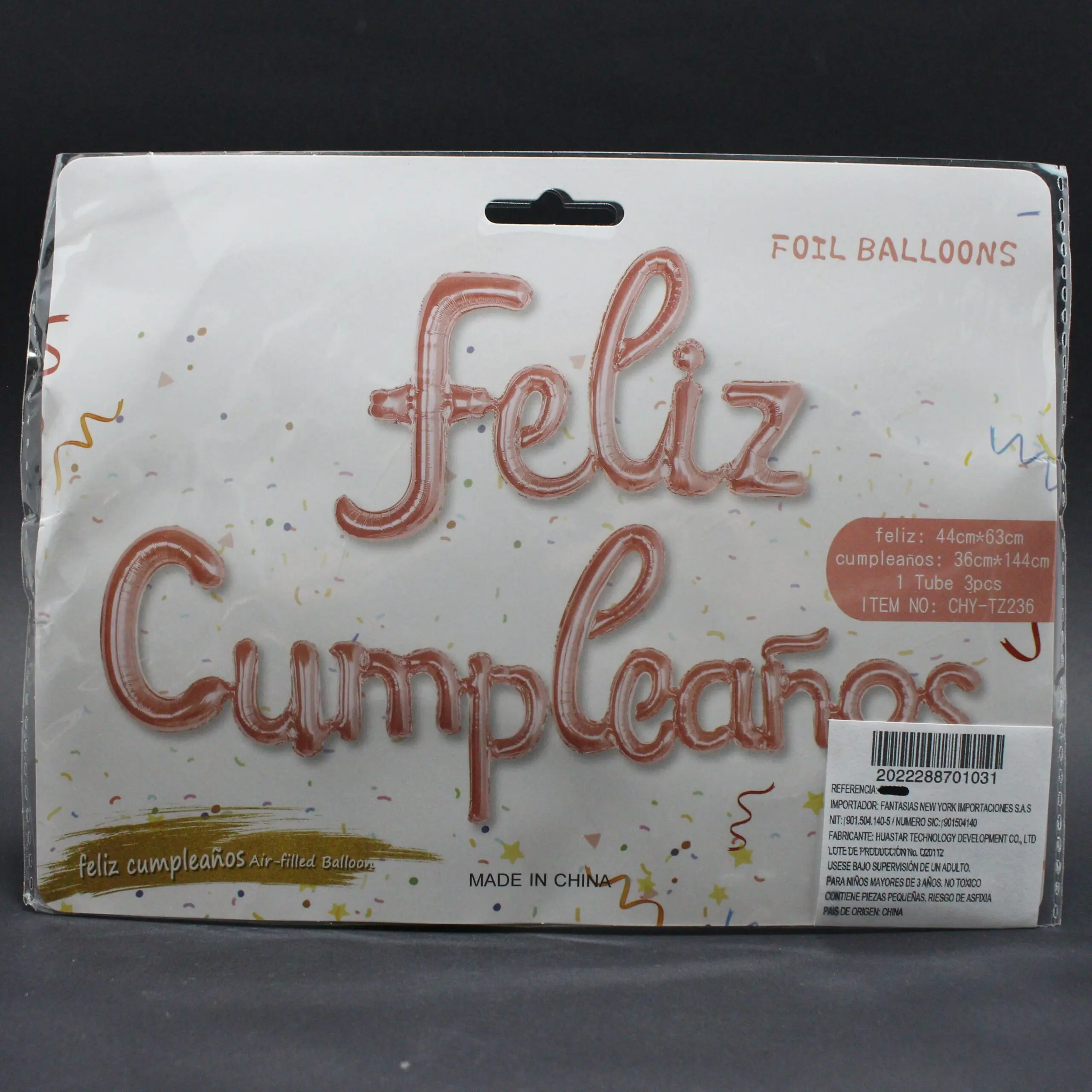 Globos metalizados color oro rosa con la frase Feliz Cumpleaños en cursiva. Empaque muestra medidas de 44x63cm y 36x144cm.