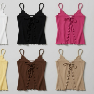 Ocho blusas top de tirantes con escote festoneado, lazo frontal y botones decorativos, disponibles en colores blanco, negro, fucsia, rojo, amarillo, marrón, beige y azul.