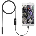 Cámara endoscópica negra con cable largo, control de luz integrado y conector para celular, mostrando en pantalla el interior de un motor de vehículo.