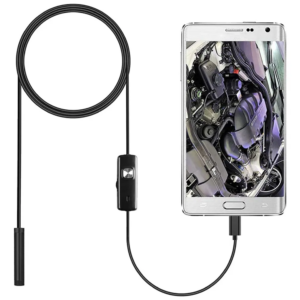Cámara endoscópica negra con cable largo, control de luz integrado y conector para celular, mostrando en pantalla el interior de un motor de vehículo.