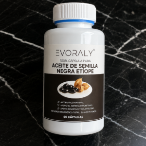 Frasco blanco de Evoralay con 60 cápsulas de aceite de semilla negra etíope, etiqueta negra con de semillas sobre mármol negro.