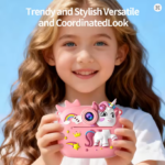 Cámara infantil instantánea color rosado con diseño 3D de unicornio y arcoíris sostenida por una niña sonriente al aire libre