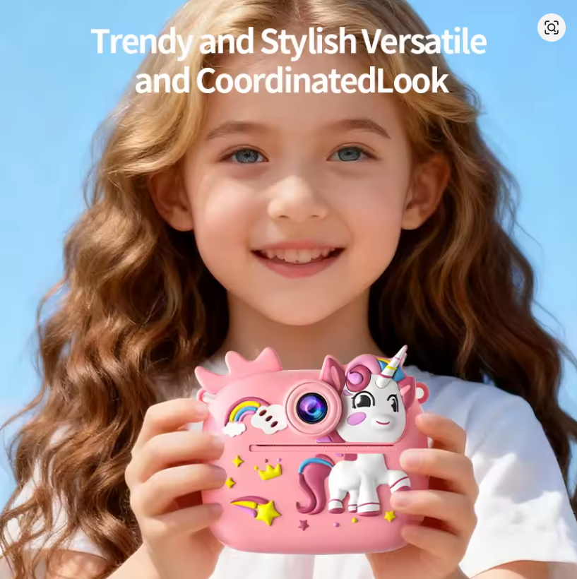 Cámara infantil instantánea color rosado con diseño 3D de unicornio y arcoíris sostenida por una niña sonriente al aire libre