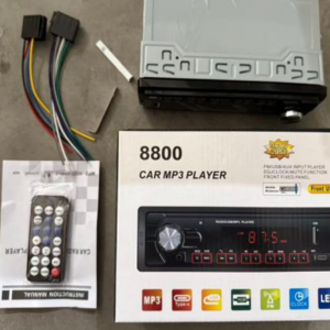 Radio MP3 8800 para carro con caja, unidad negra con pantalla LED roja, control remoto, manual y cables de instalación sobre fondo gris.