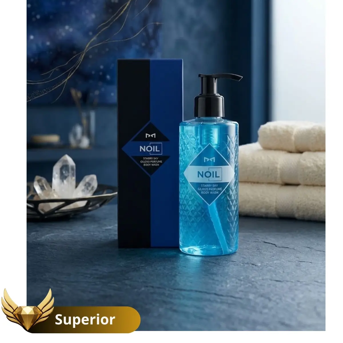 Jabón líquido corporal masculino Noil Aquablue en envase azul texturizado con dispensador, junto a su caja, sobre superficie oscura y toallas blancas.